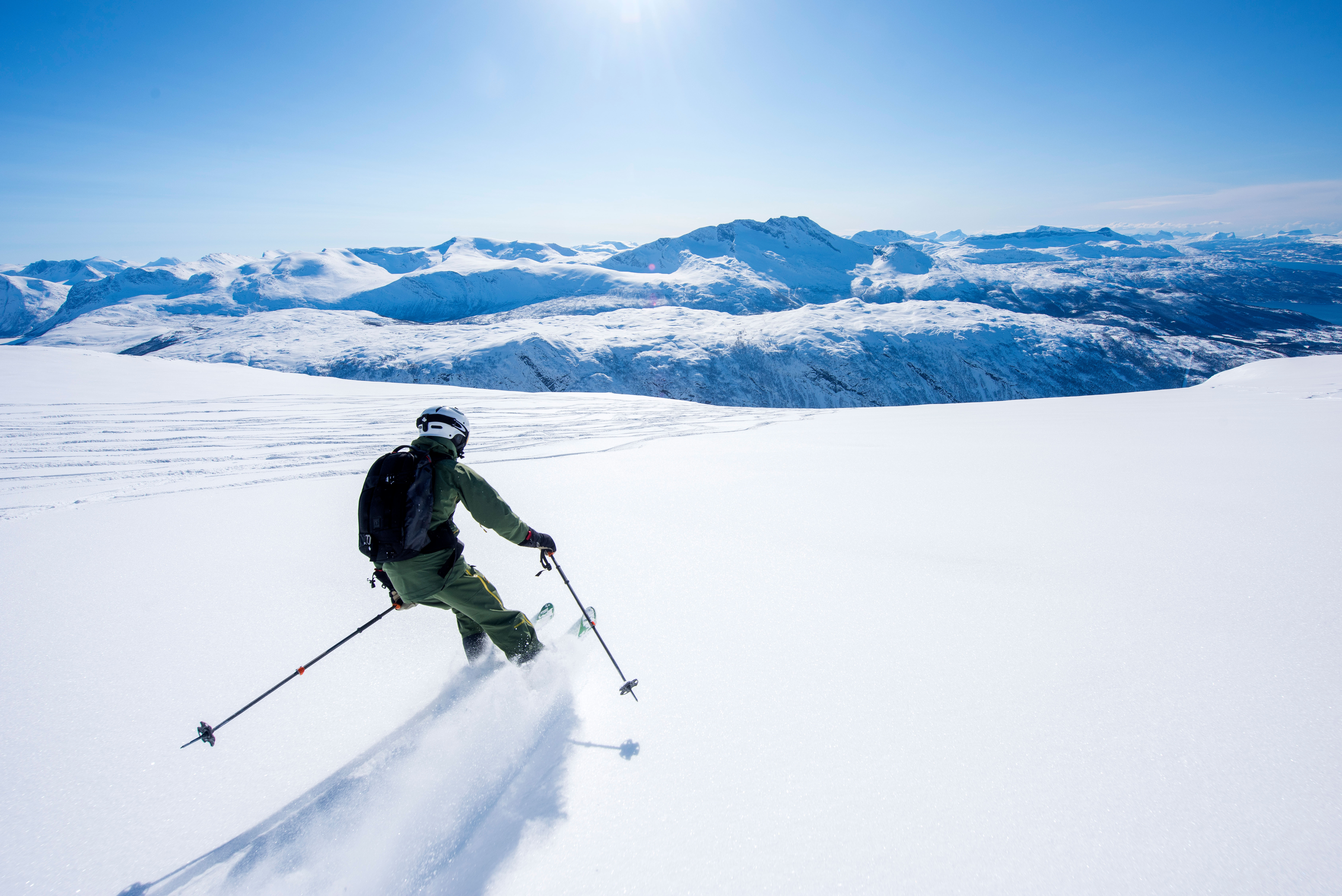Skifahrer im Skigebiet Narvik