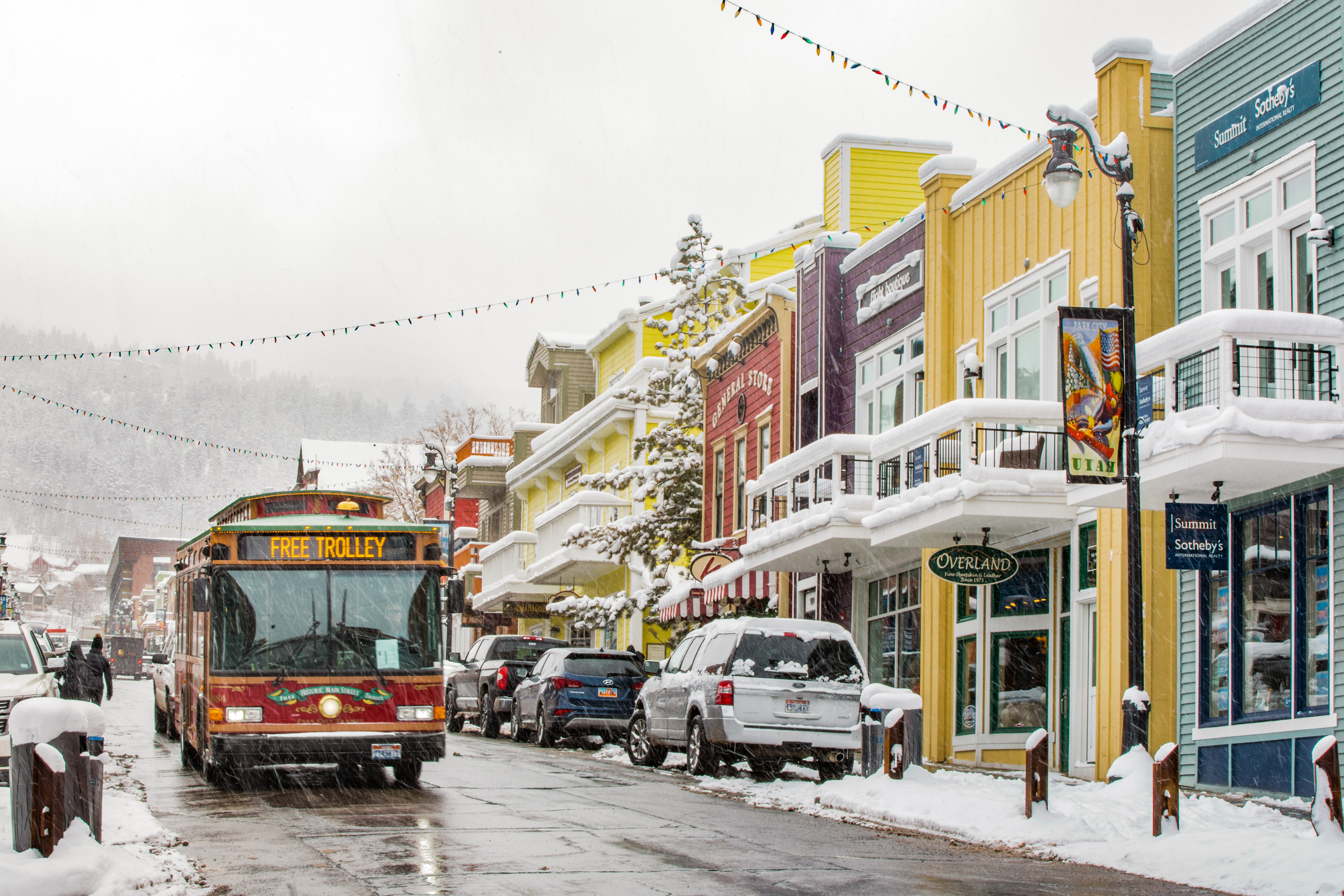 Ein Bus fährt auf der historischen Main Street von Park City, Utah
