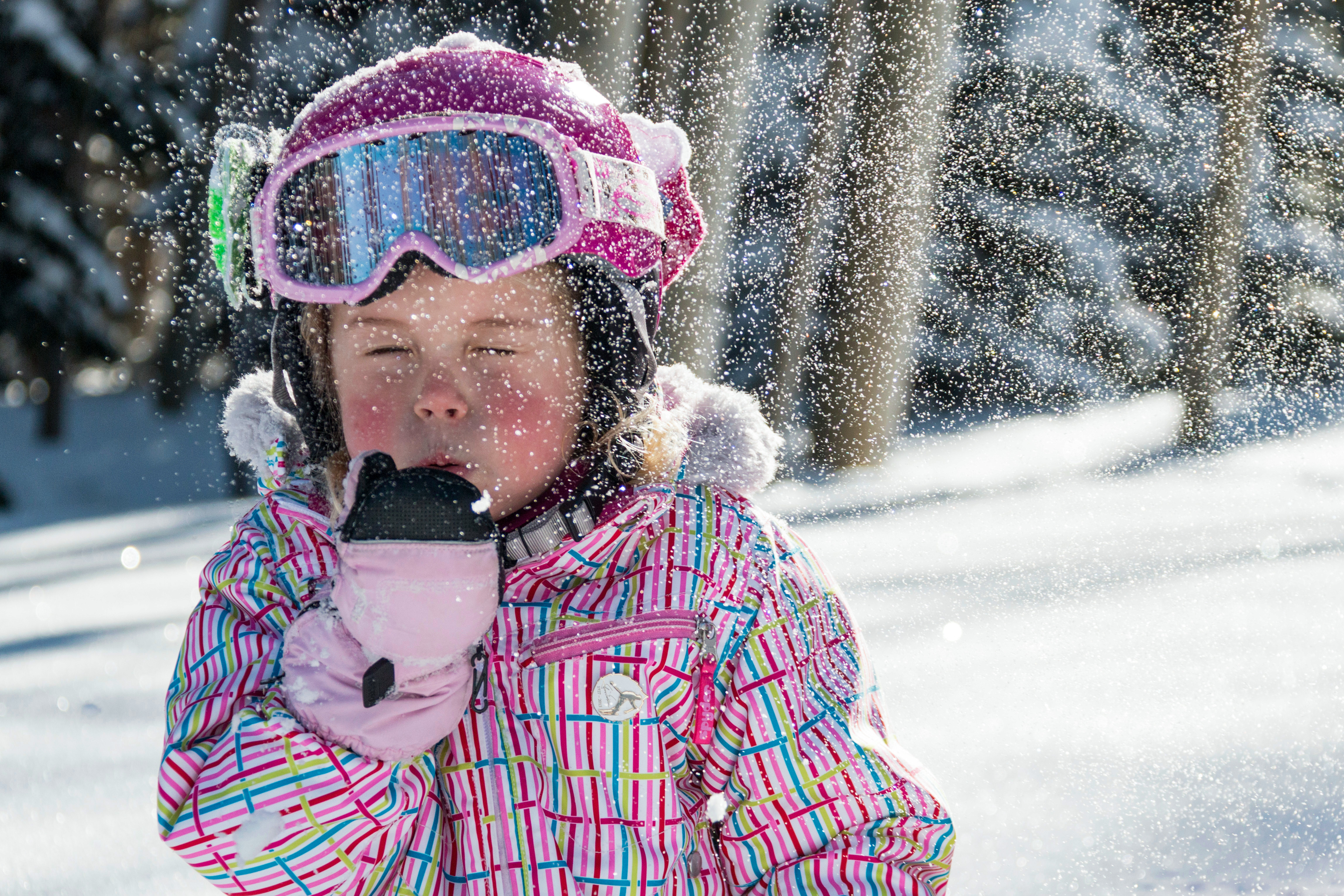 Ein Mädchen hat Spaß im Schnee des Deer Valley Resort in Park City, Utah