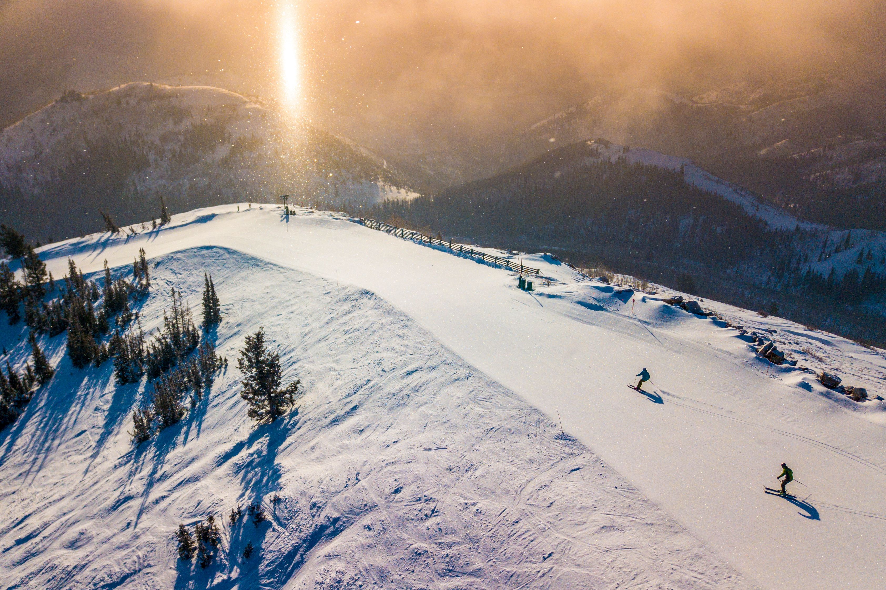 Traumhaftes Sonnenlicht auf einer Piste des Deer Valley in Park City, Utah
