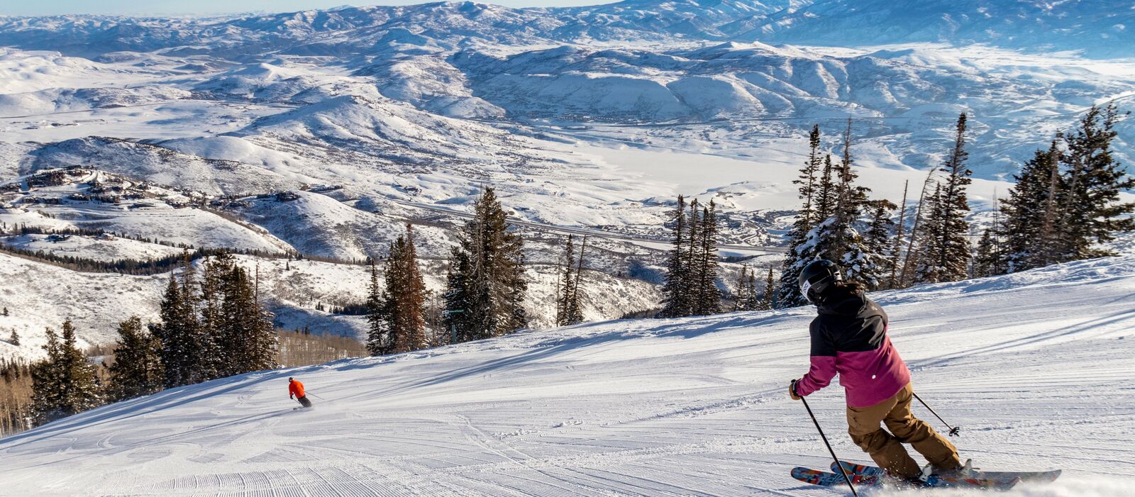 Skifahrer auf der Abfahrt ins Tal des Deer Valley in Park City, Utah
