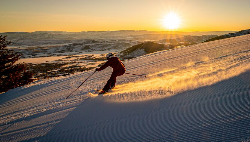 Skifahrt auf dem sonnenbeschienenen Apex Ridge in Park City Skifahrt auf dem sonnenbeschienenen Apex Ridge in Park City