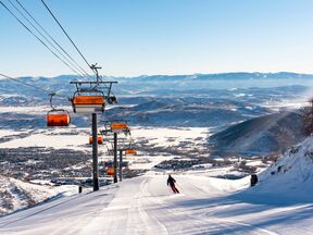 Auf Skifahrt entlang der Gondeln von Park City