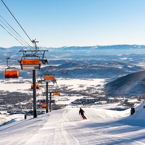 Auf Skifahrt entlang der Gondeln von Park City