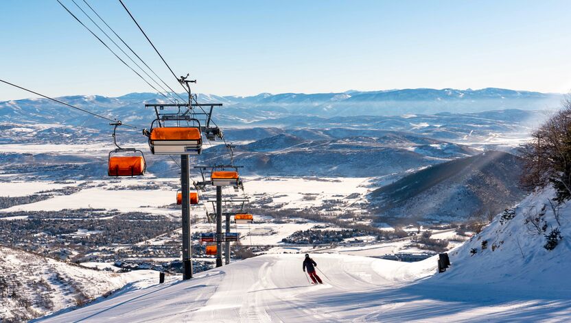 Auf Skifahrt entlang der Gondeln von Park City Auf Skifahrt entlang der Gondeln von Park City