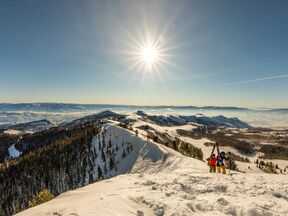 Skifahrer erklimmen die Bergkette des Park City Skifahrer erklimmen die Bergkette des Park City