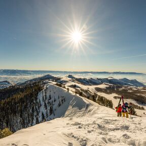 Skifahrer erklimmen die Bergkette des Park City