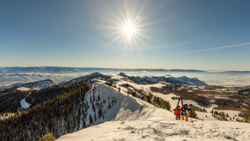 Skifahrer erklimmen die Bergkette des Park City Skifahrer erklimmen die Bergkette des Park City