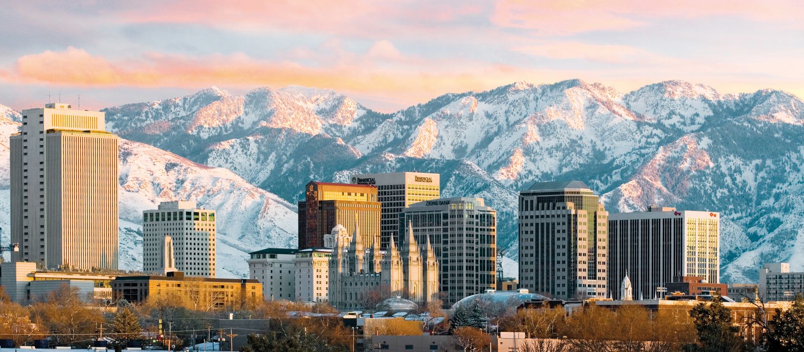 Winterliches Salt Lake City vor den Wasatch Mountains