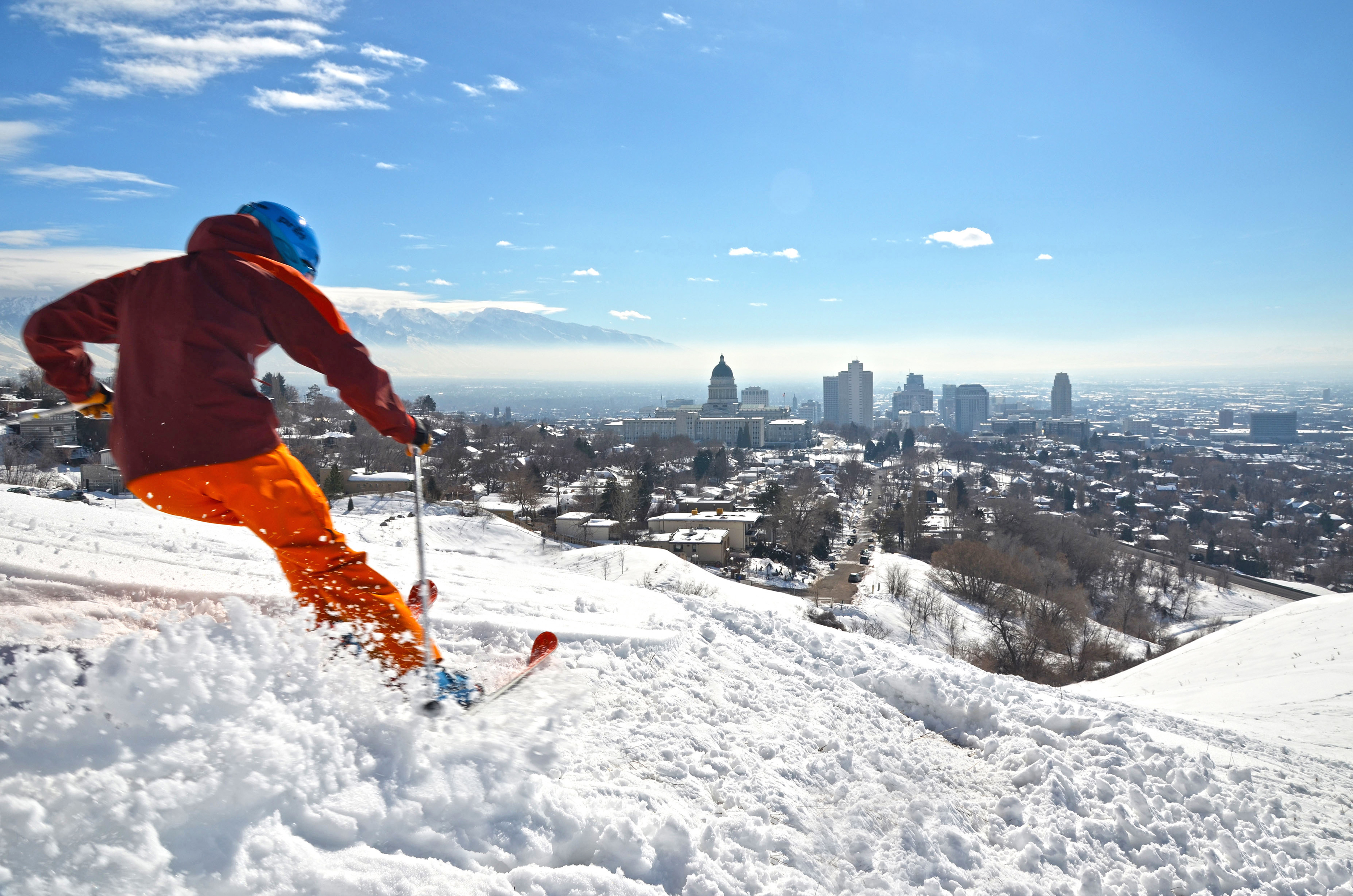 Skifahrer vor Salt Lake City Panorama, Utah