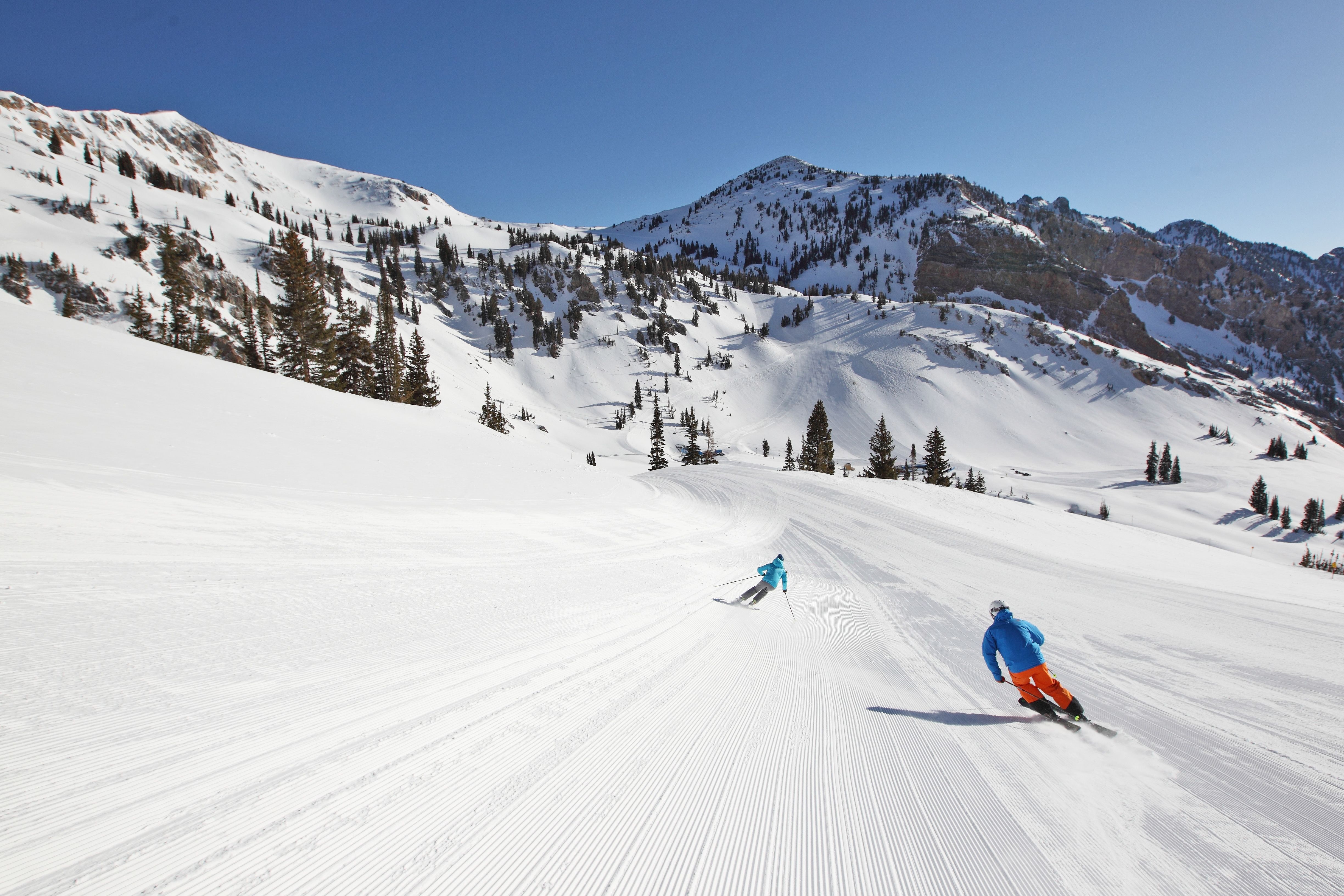 Skifahrer auf der Piste im Snowbird Skigebiet in Utah