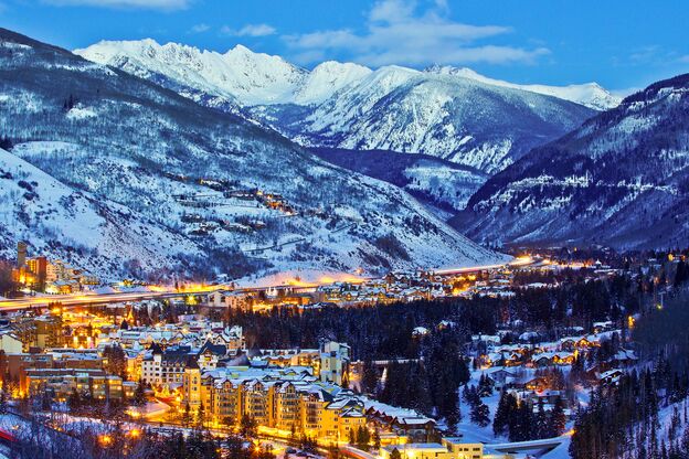 Eindrucksvolle Dorflandschaft am Abend im Skigebiet Vail in Colorado