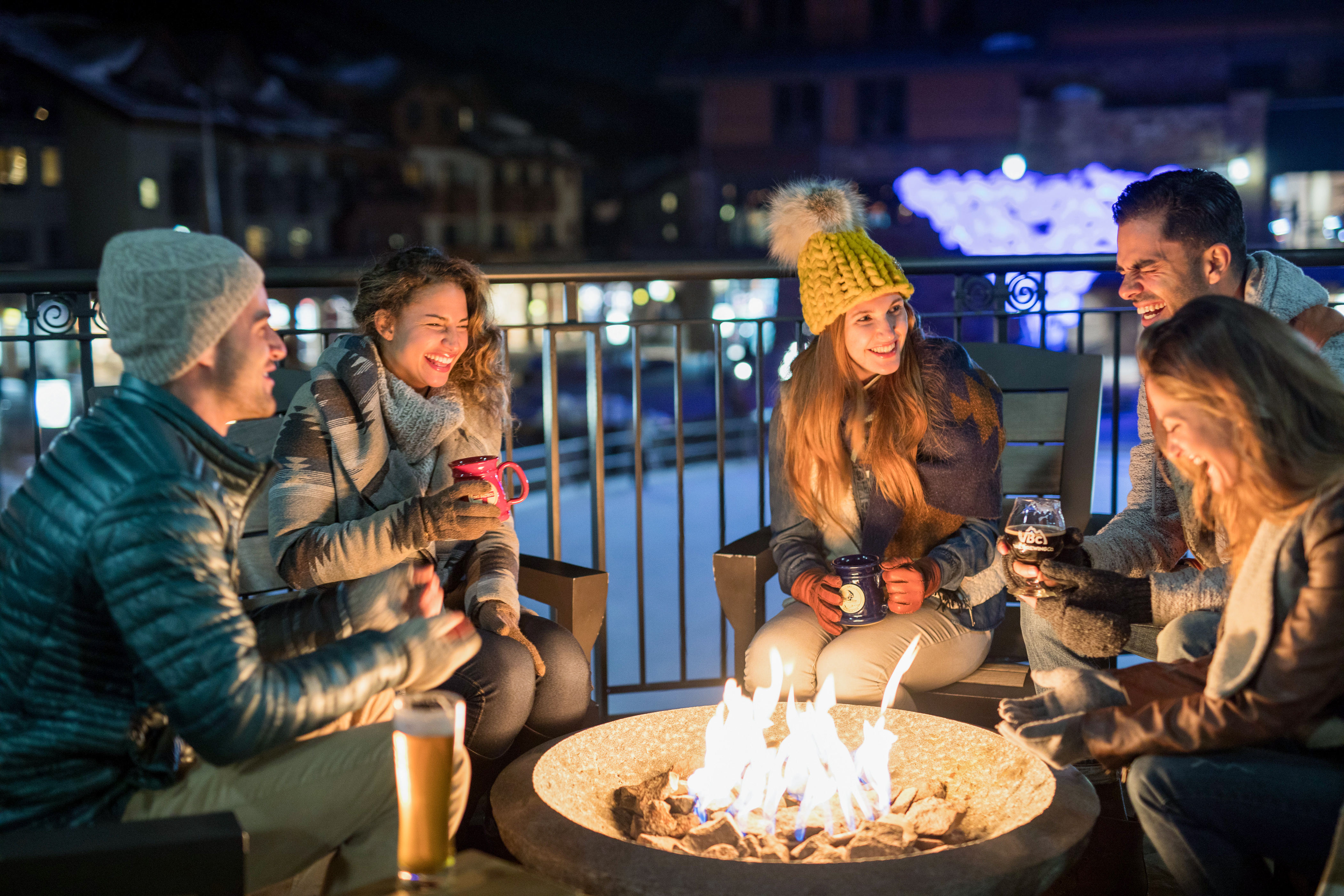 Entspannen am Lagerfeuer nach einem Tag im Schnee