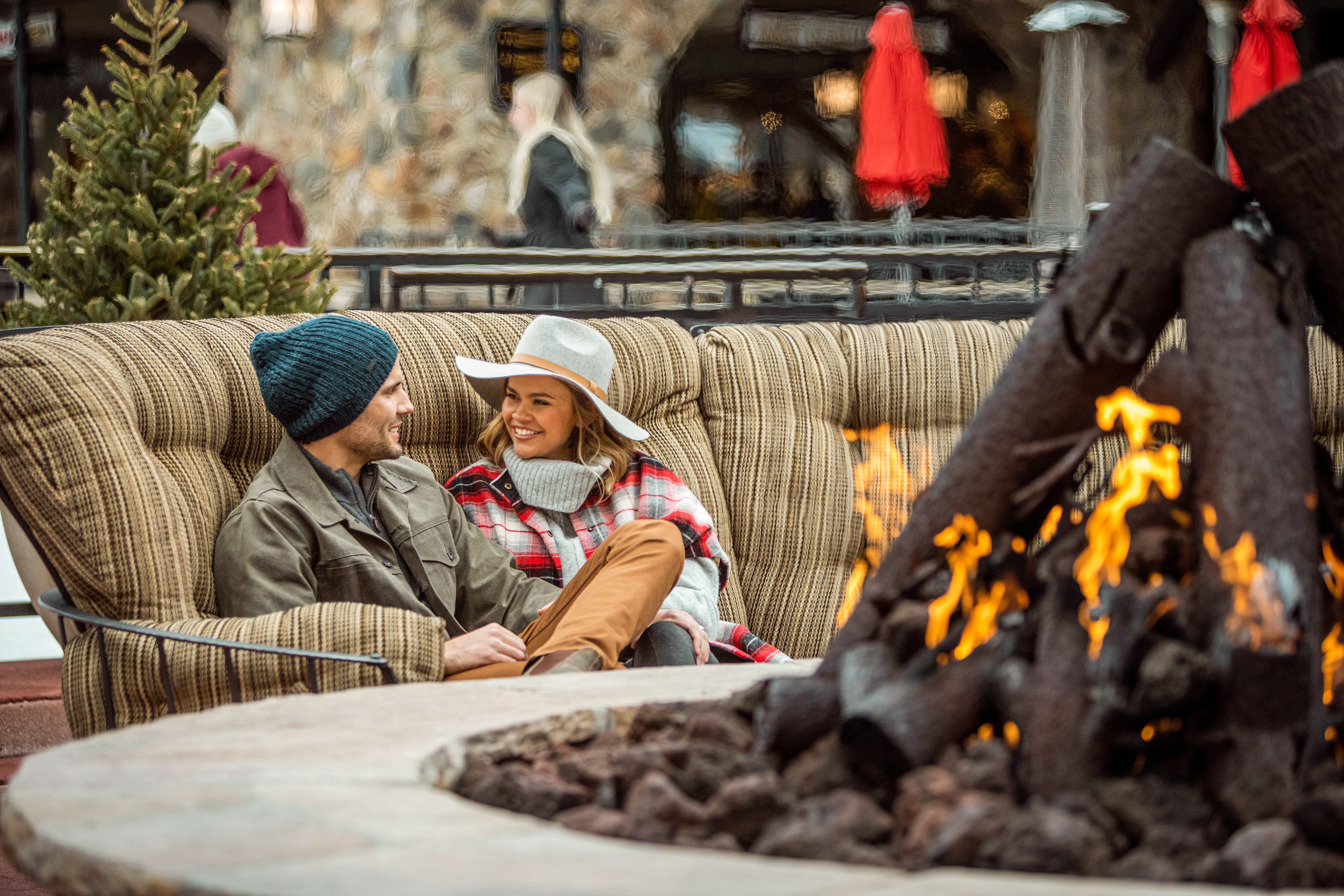 Ein Paar sitzt am Feuer in Beaver Creek