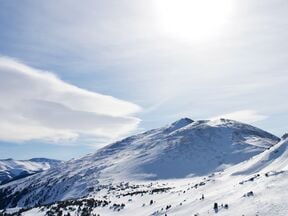 Verschneiter Berg im Ski Breckenbridge von Vail Resorts Verschneiter Berg im Ski Breckenbridge von Vail Resorts