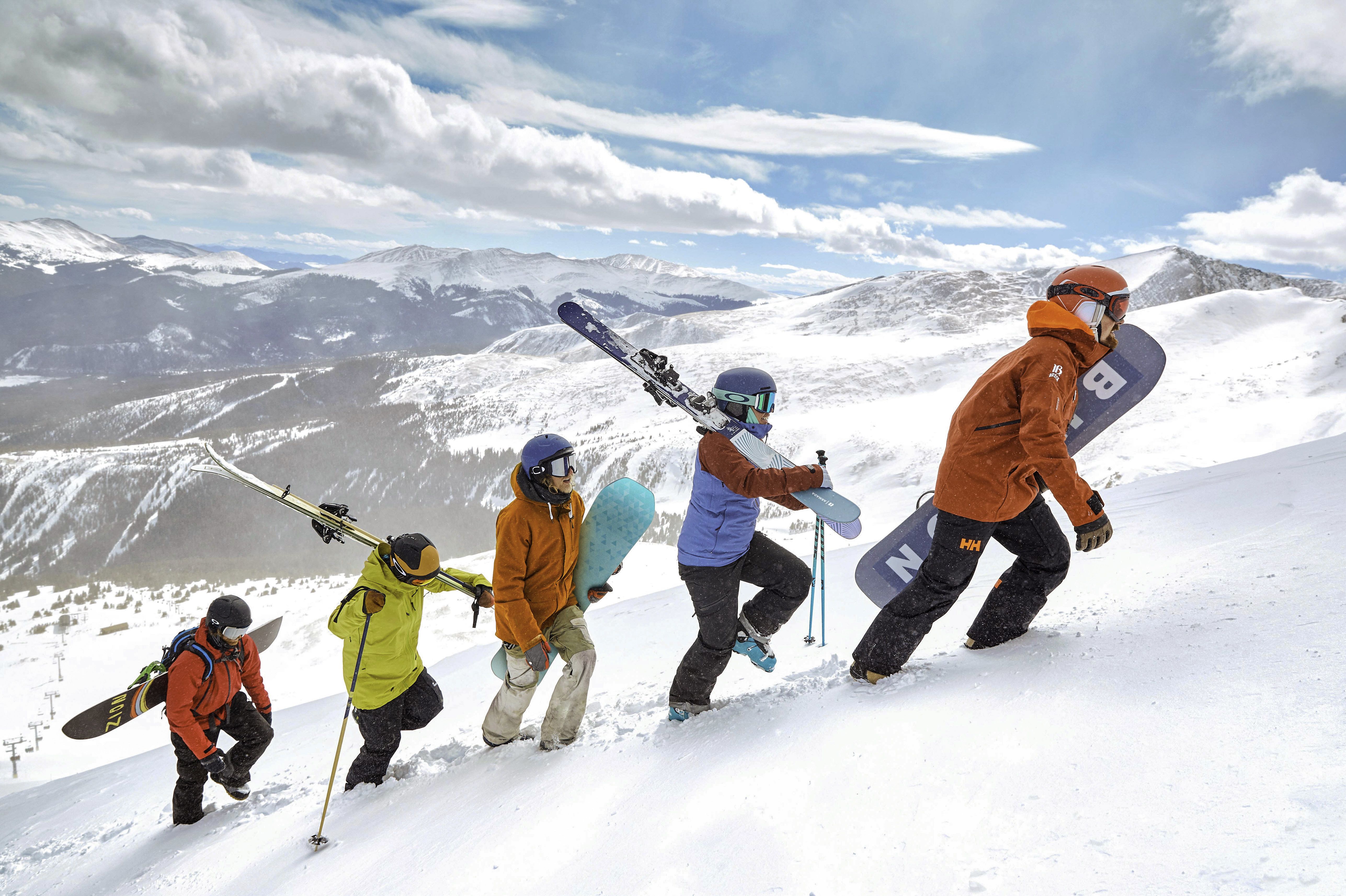 Aufstieg zum Gipfel durch den hohen Schnee im Breckenridge Skigebiet in Colorado