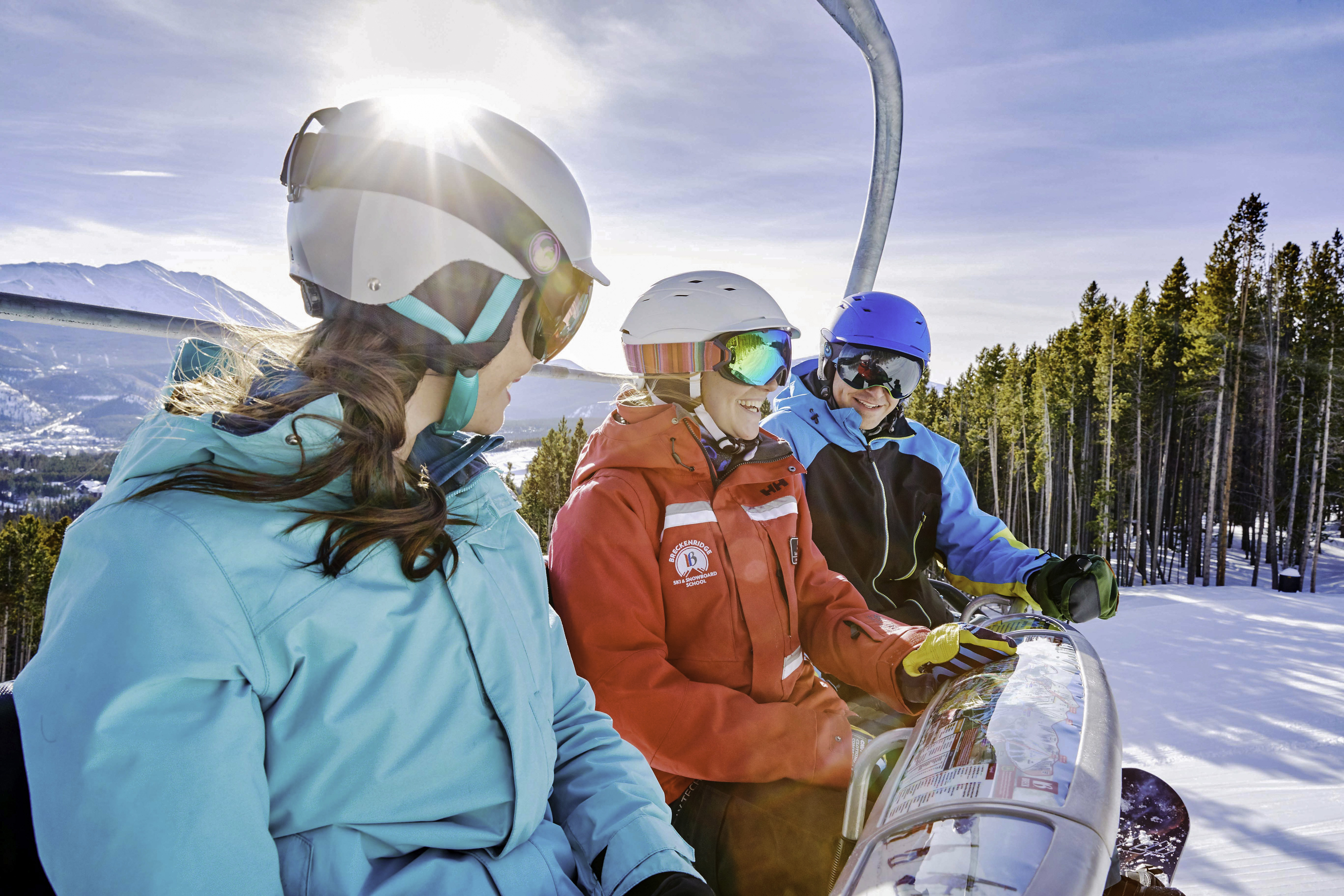 Mit dem Lift zum Gipfel im Breckenridge Skigebiet in Colorado