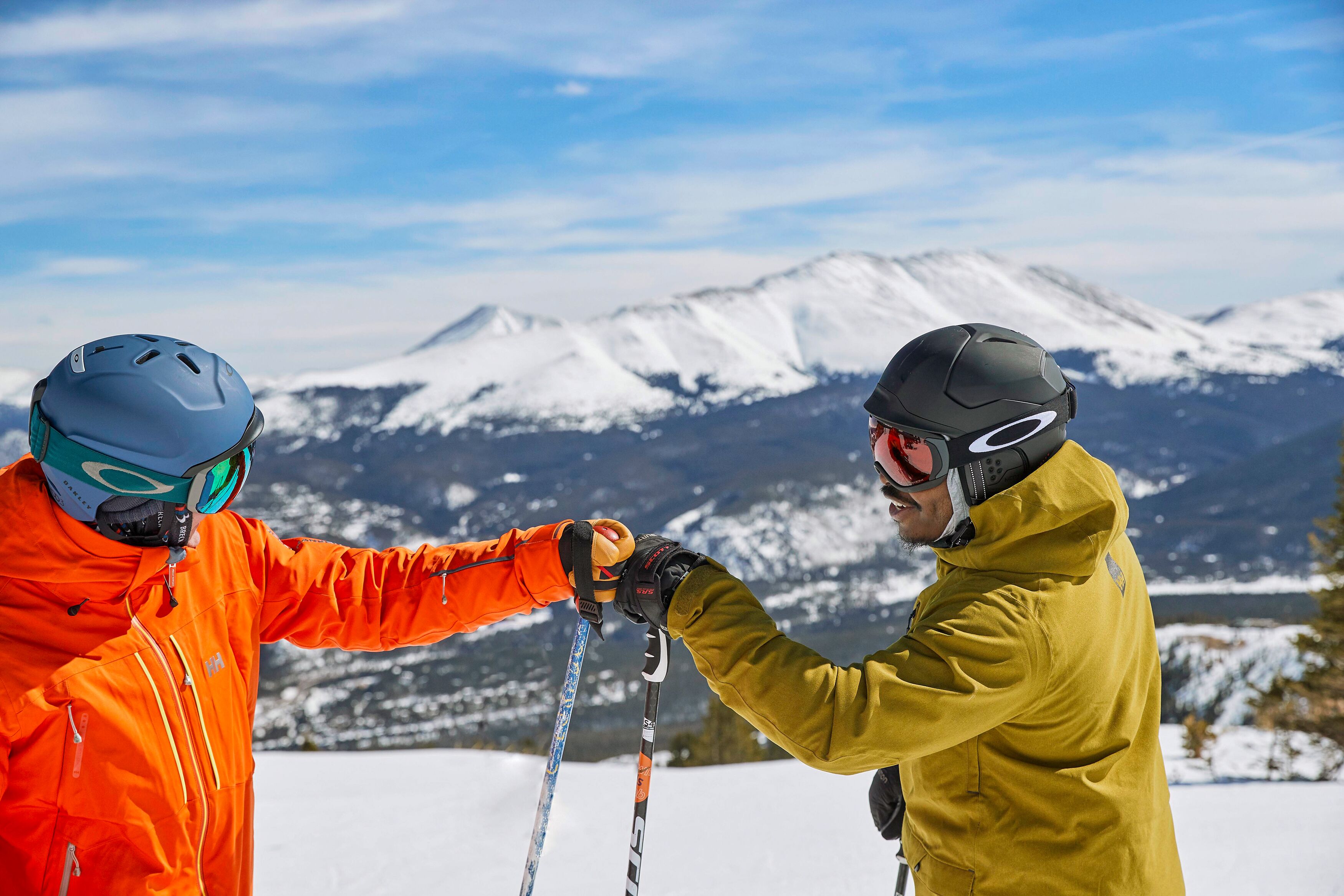 Zwei Skifahrer in Ski Breckenbridge von Vail Resorts