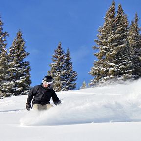 Snowboarder im Tiefschnee