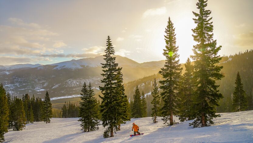 Sonnenuntergang über den Bergen in Ski Breckenbridge von Vail Resorts