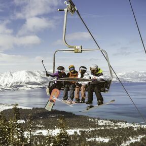 Mit dem Lift zum Heavenly Skigebiet im Vail Ski Resorts in Colorado Mit dem Lift zum Heavenly Skigebiet im Vail Ski Resorts in Colorado
