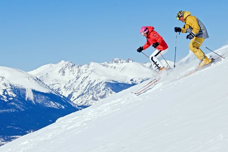 Zwei Skifahrer in Aktion