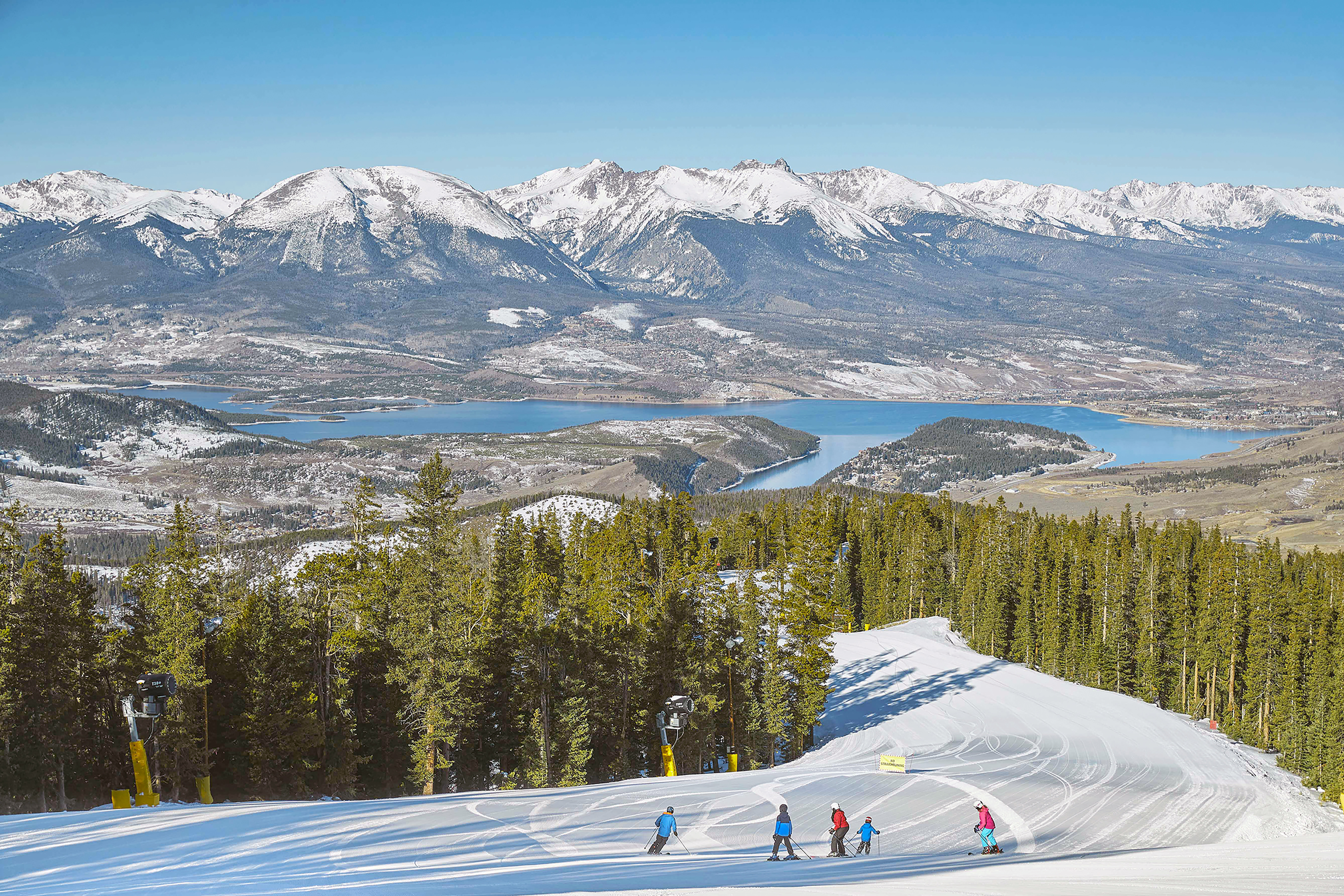 Aussicht durch die Berggipfel auf das Keystone Resort in Colorado