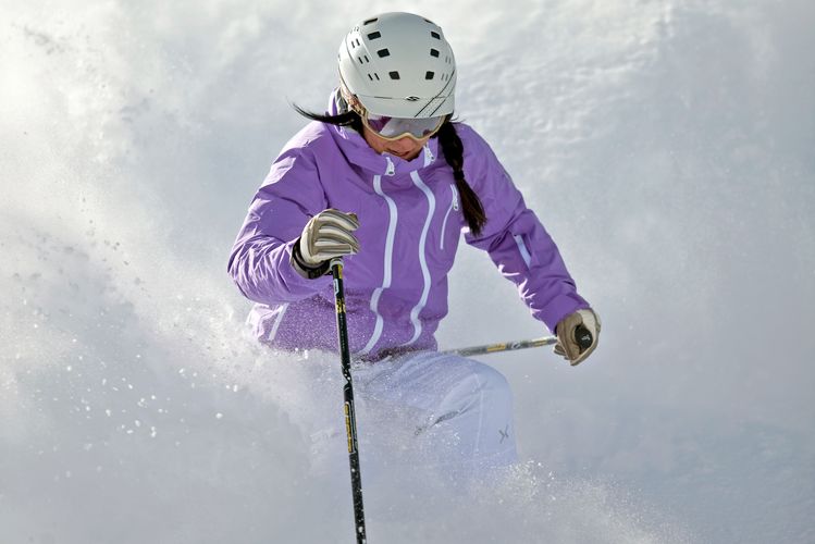 Skifahrerin beim Powder Skiing
