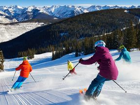 Gruppe von Skifahrern bei der Abfahrt, Colorado