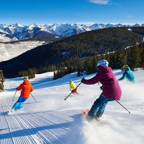 Gruppe von Skifahrern bei der Abfahrt, Colorado