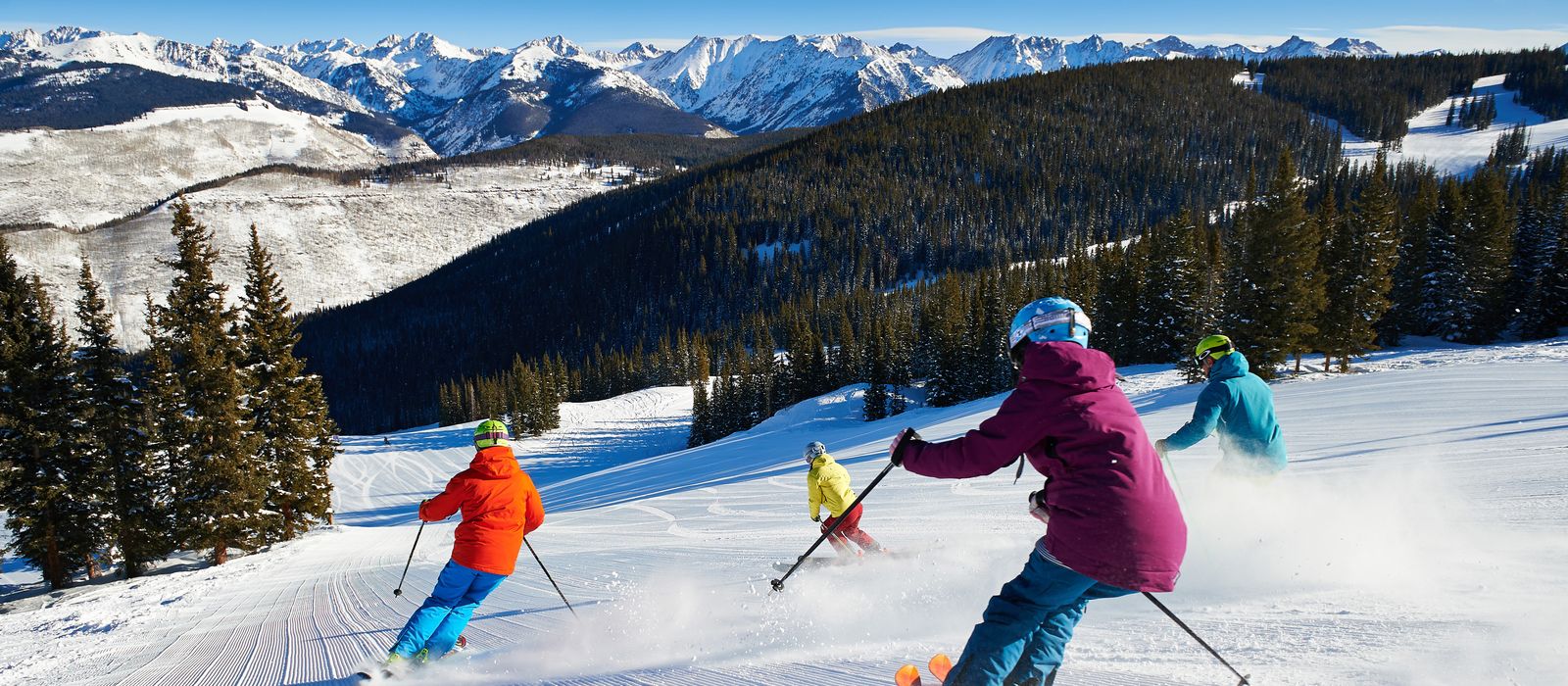 Gruppe von Skifahrern bei der Abfahrt, Colorado