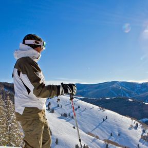 Skifahrer geniesst den Ausblick