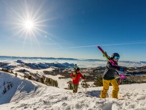 Skifahrer stapfen durch tiefen Schnee in Ski Park City