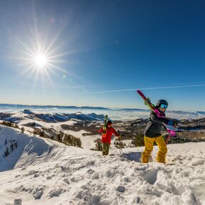 Skifahrer stapfen durch tiefen Schnee in Ski Park City