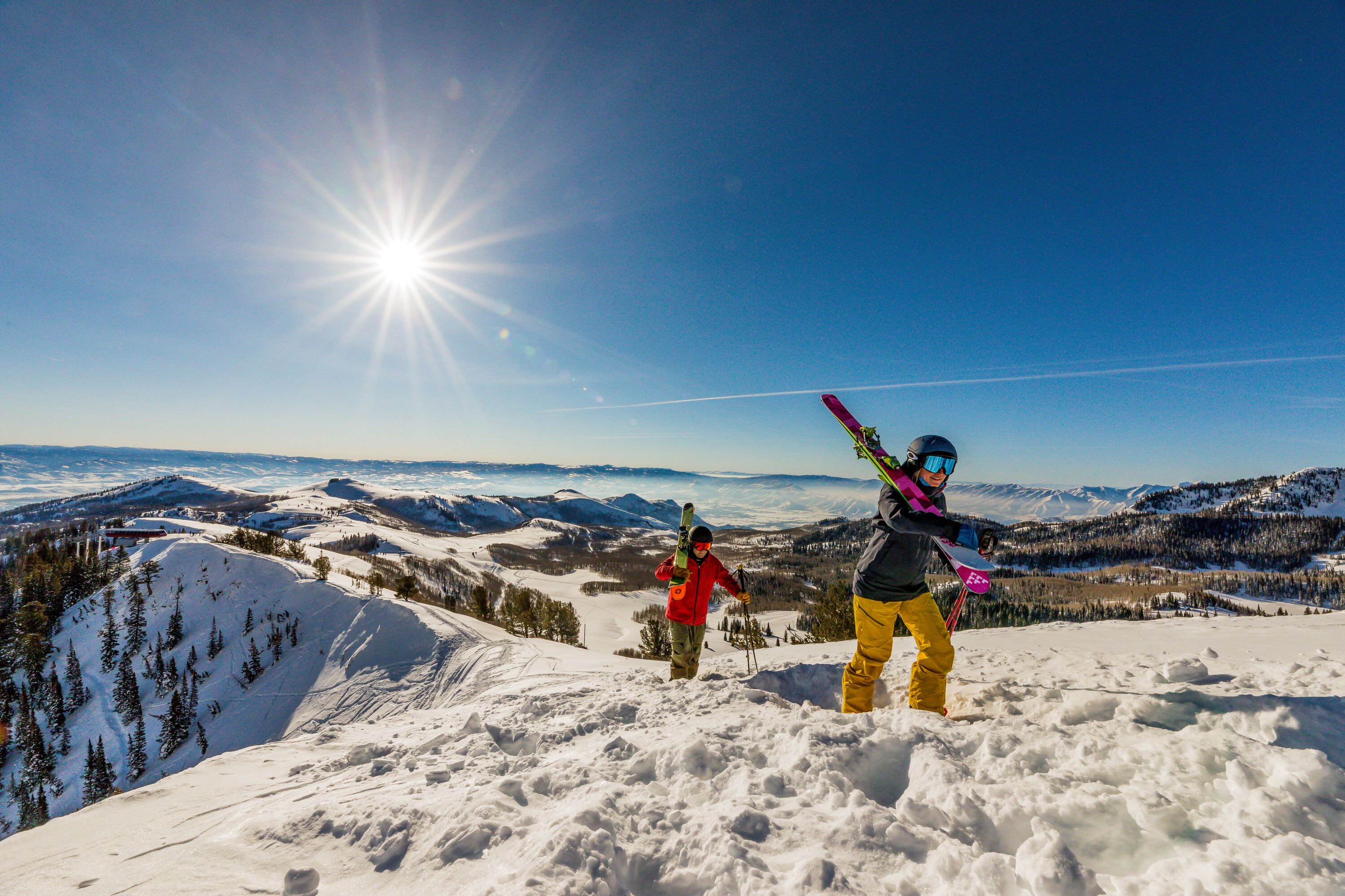 Skifahrer stapfen durch tiefen Schnee in Ski Park City