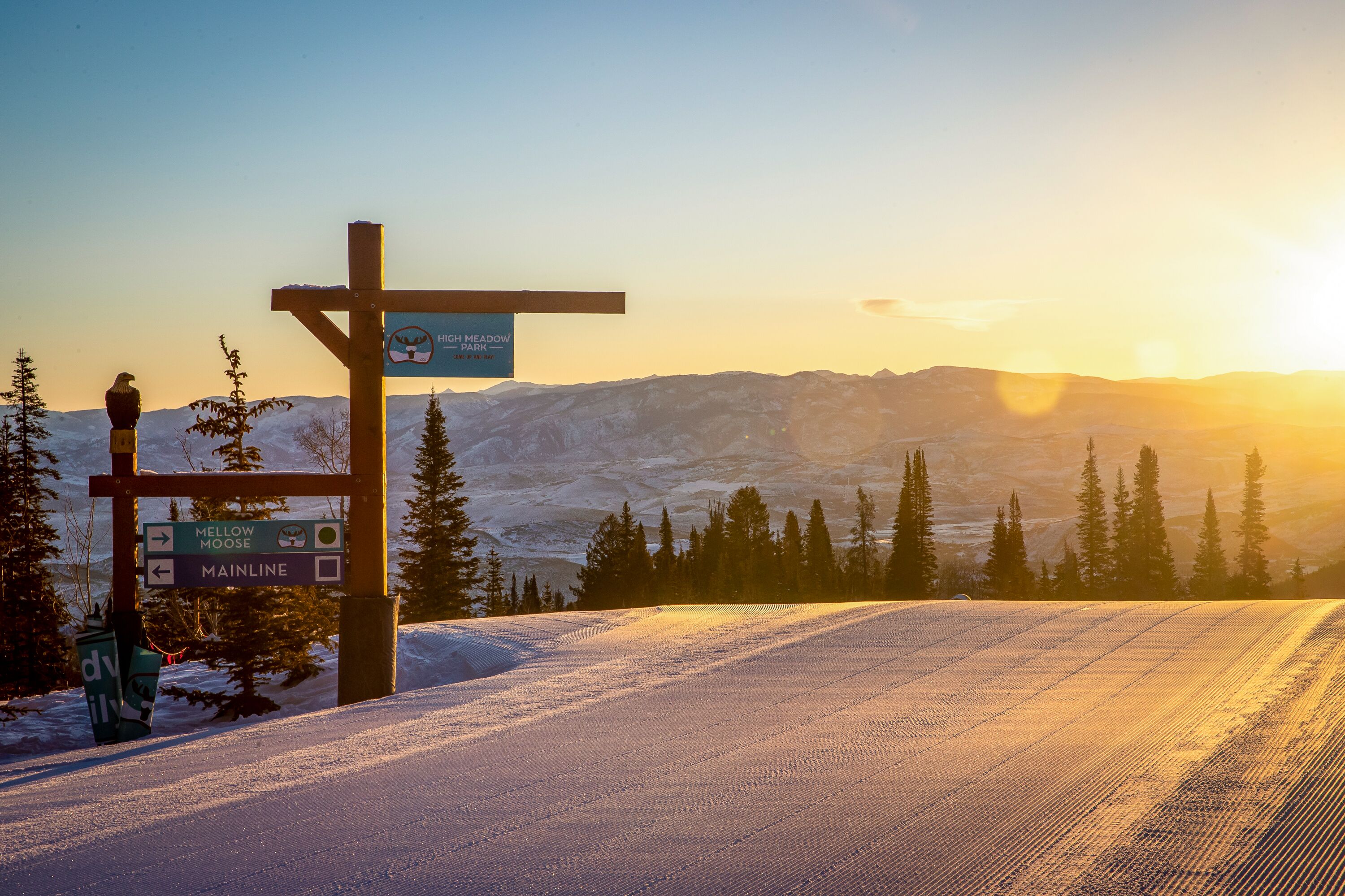 Sonnenuntergang auf einer Straße in Ski Park City
