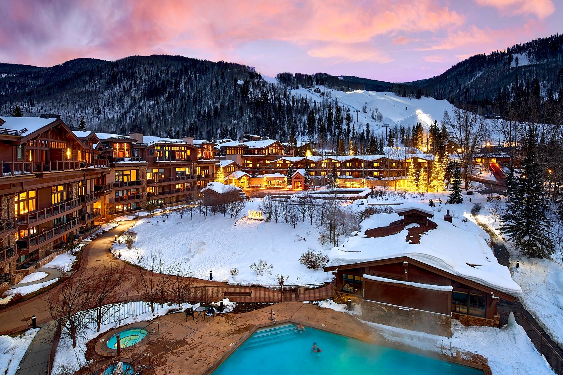 Blick auf den beheizten Pool der Manor Vail Lodge in Vail, Colorado