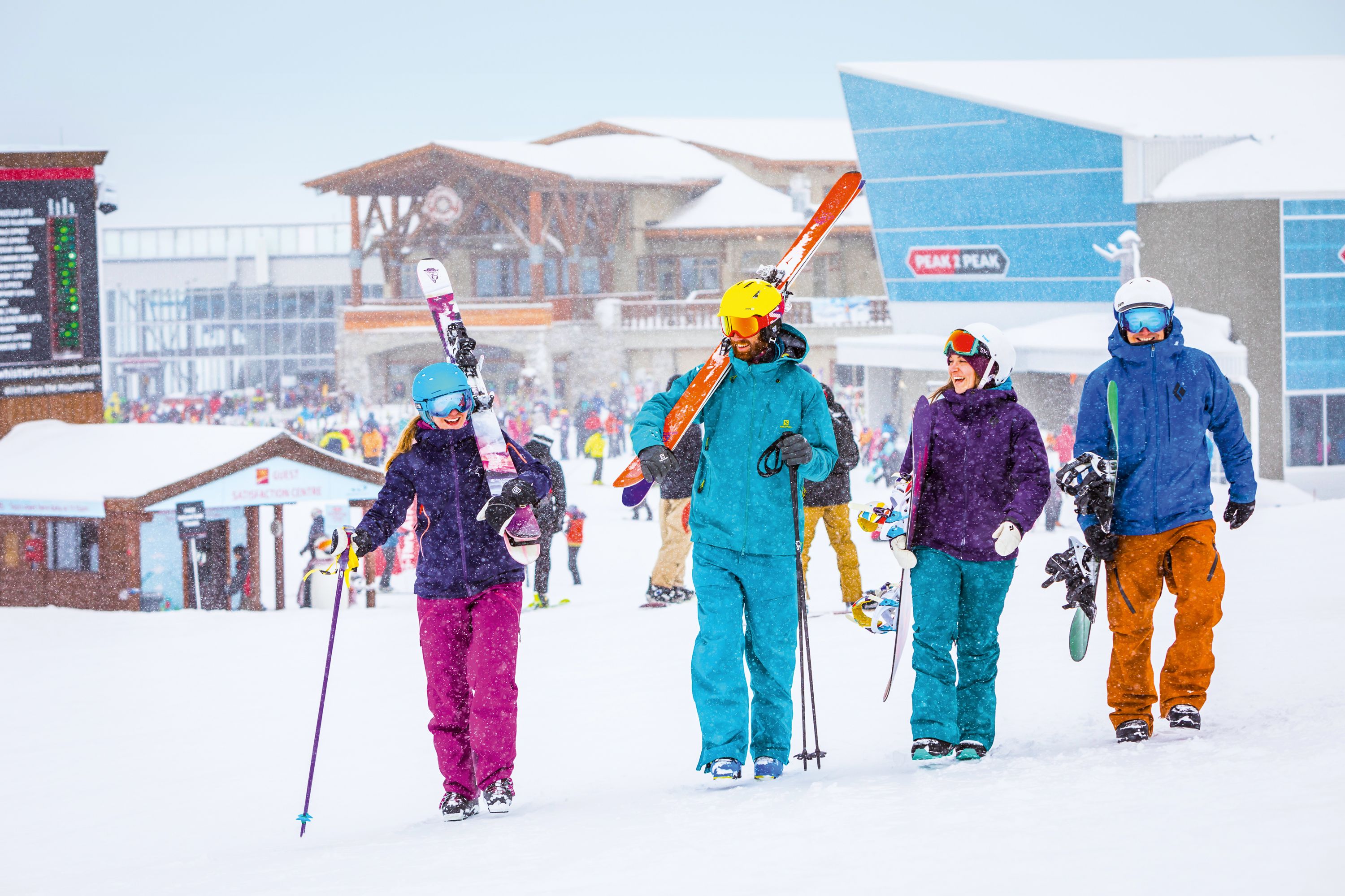 Freunde auf dem Weg zur Piste