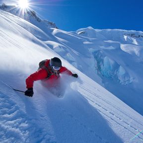 Skifahrer fÃ¤hrt durch Pulverschnee, Whistler, British Columbia