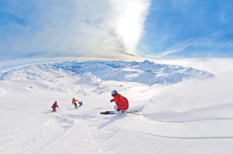 Gruppe Skifahrer in den Weiten Whistlers