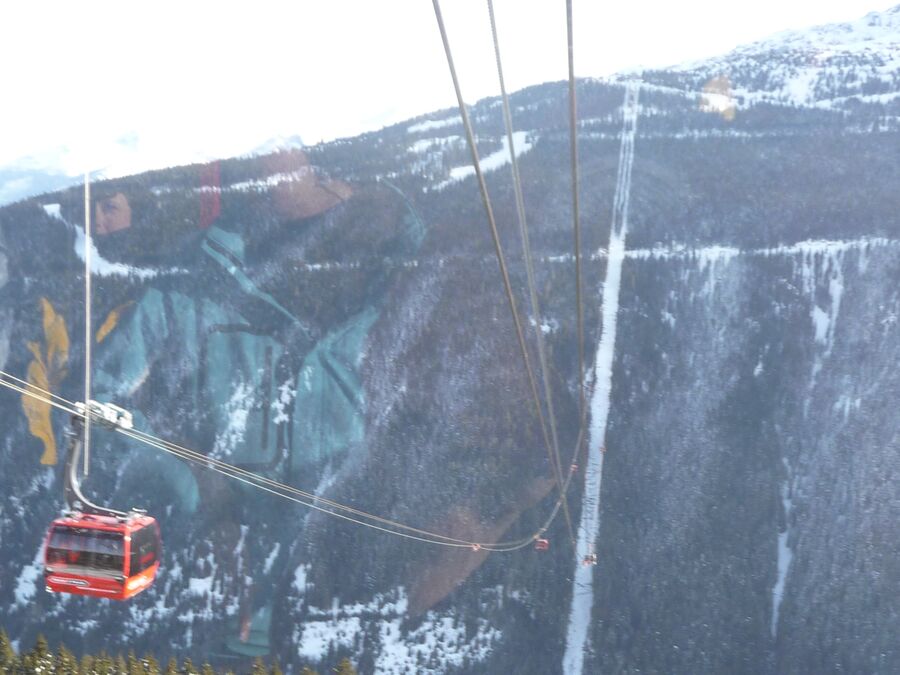 Gondel über verschneiten Bergen in Whistler