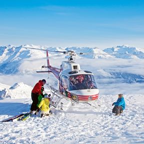 Helikopter setzt Skifahrer ab