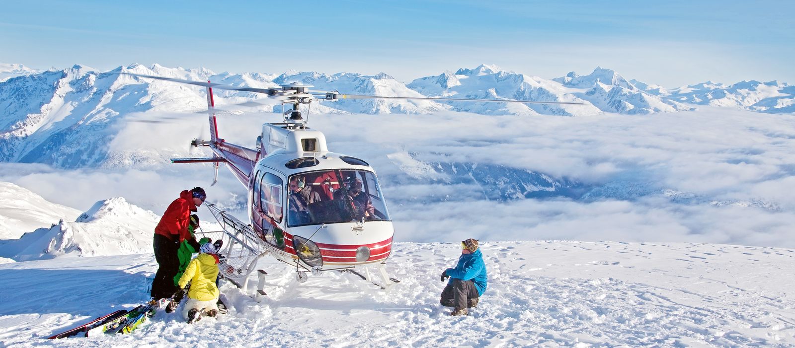 Helikopter setzt Skifahrer ab