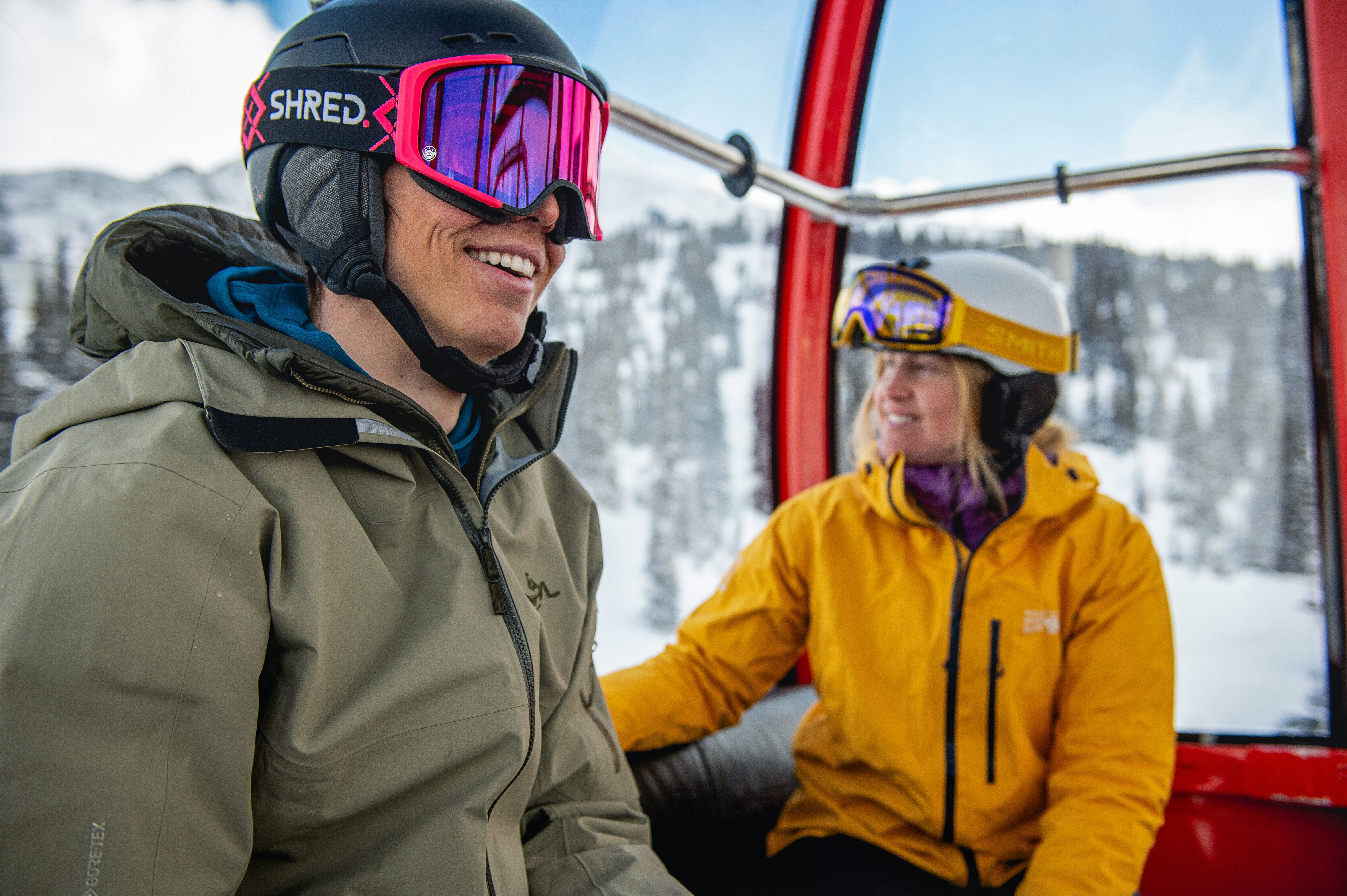 Skifahrer sitzen in einer Gondel über Whistler