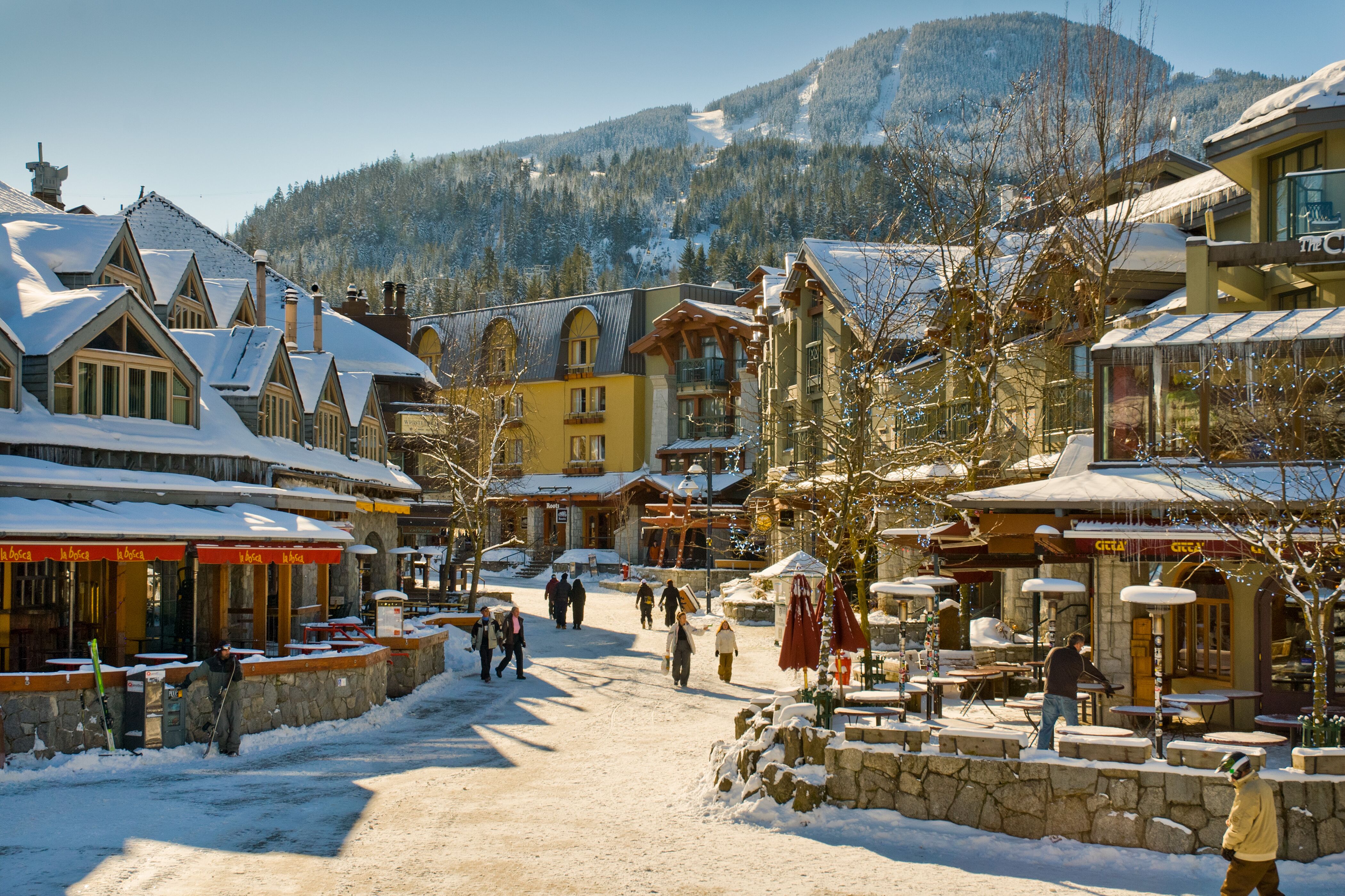 Bummel durch den kleinen Ort Whistler in British Columbia im Winter