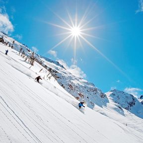 Skifahrer im Powder auf dem Blackcomb Glacier