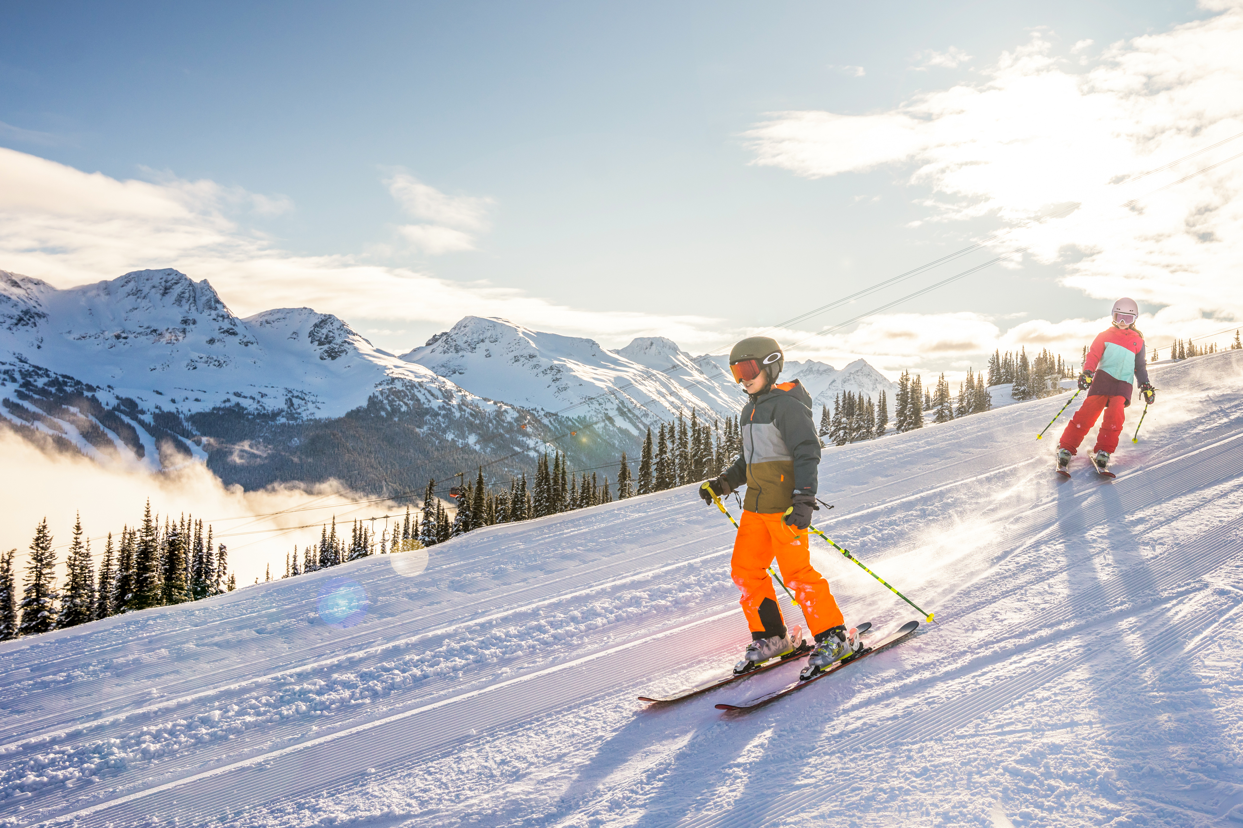 Abfahrt im Sonnenschein im Whistler Blackcomb Skiegebiet in British Columbia