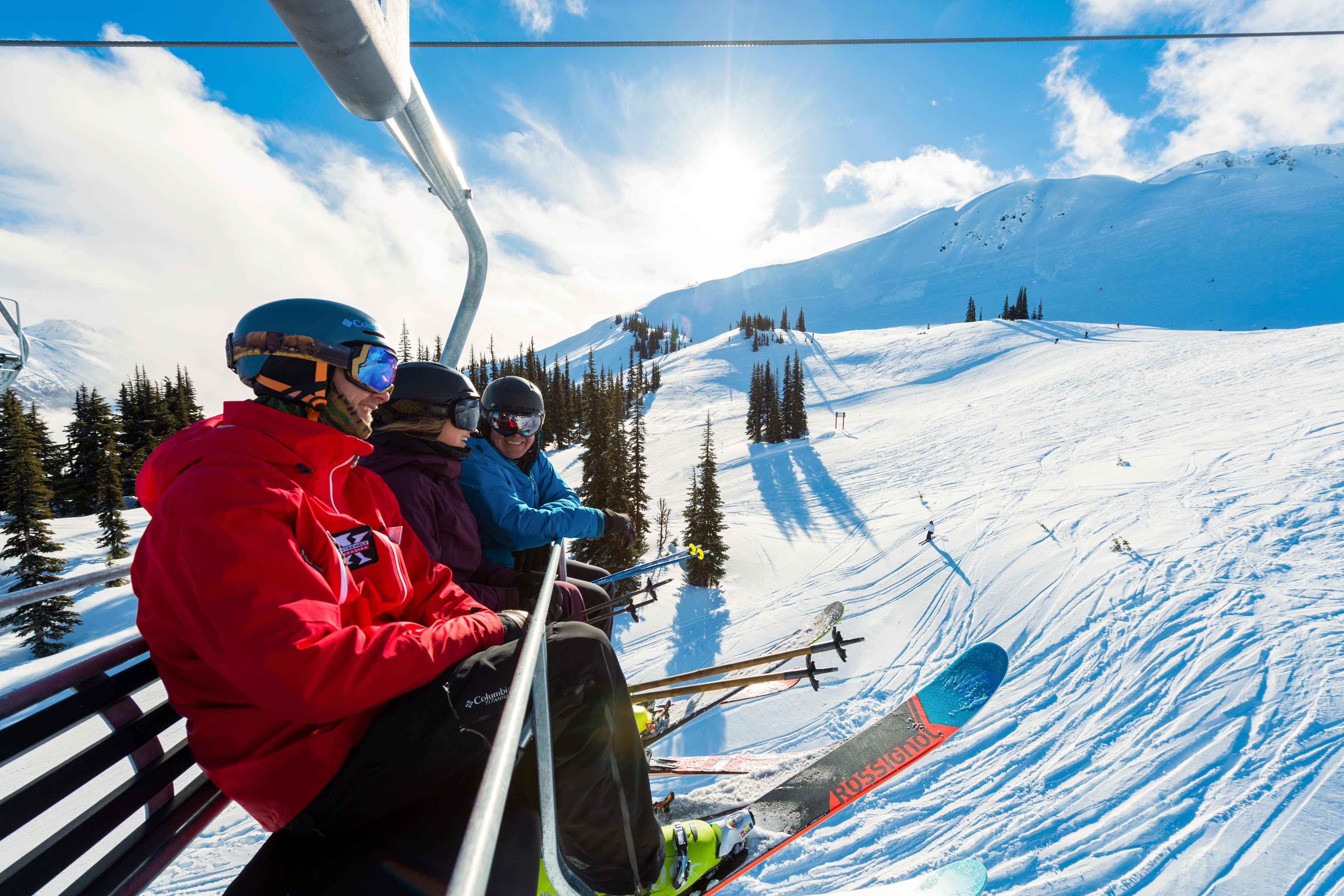 Mit dem Ski Lift auf den Berg bei Whistler in British Columbia