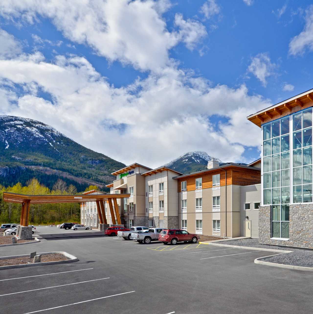 Hotel, British Columbia: Sandman Hotel Squamish | CANUSA