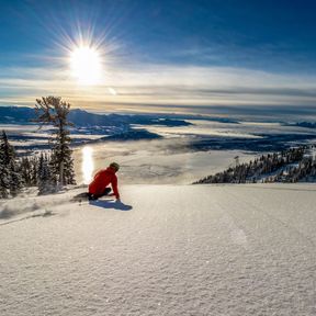 Eine Skifahrerin auf der Piste in Jackson Hole, Wyoming
